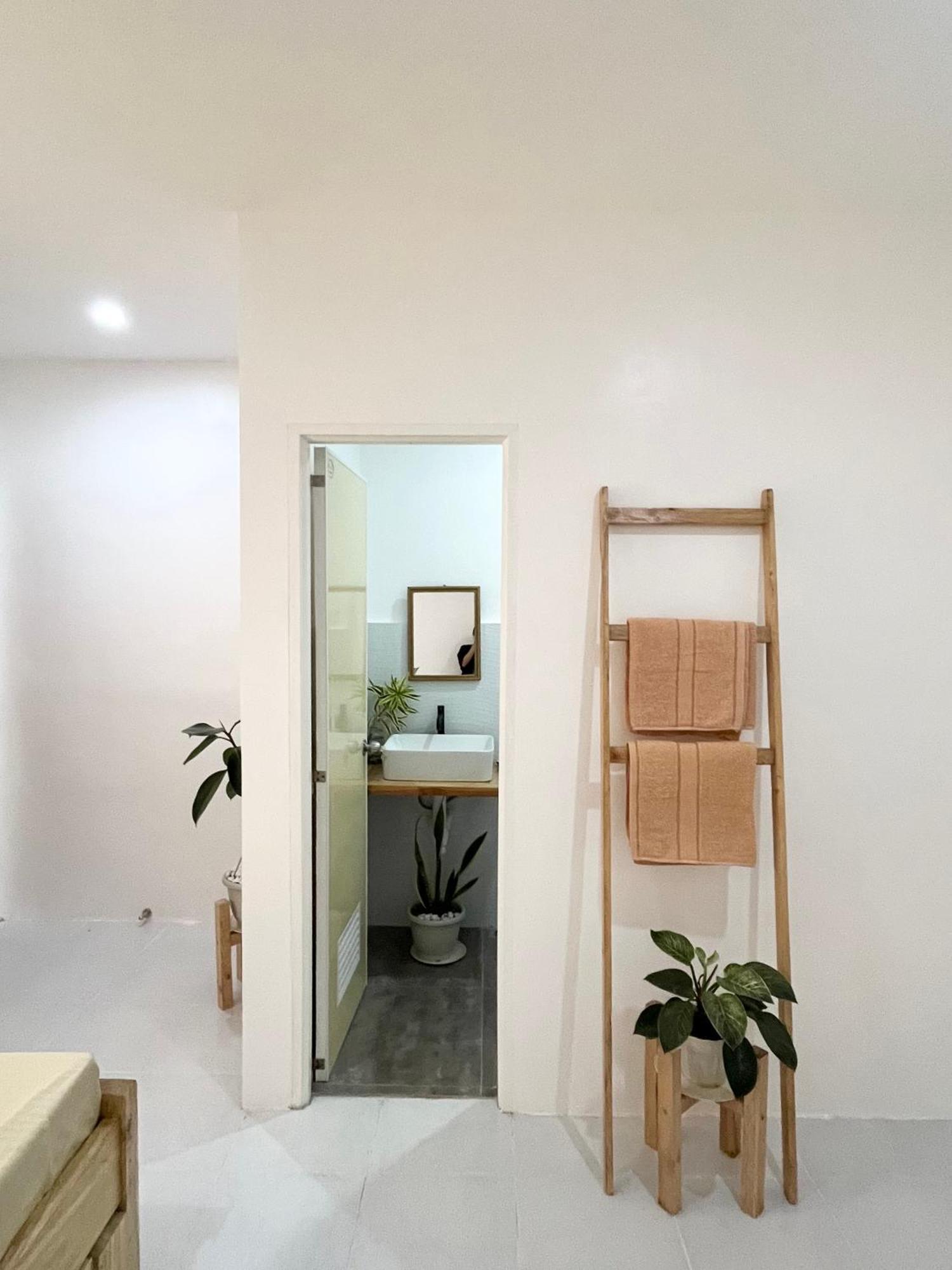 Sunnydale Apartelle -Room Accommodation Near Calatagan Beach Resorts Batangas Extérieur photo